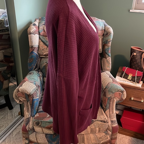Burgundy open front cardigan. - Picture 2 of 4
